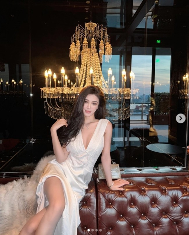 Có nhiều lời đồn đoán June Gong thực chất xuất thân rich kid. Chưa rõ lời đồn này có xác thực hay không, song sự quyến rũ của cô mẫu trẻ là điều không cần bàn cãi.