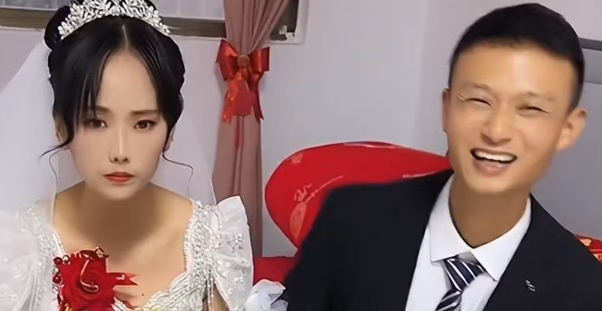 Dù sính lễ không đủ nhưng cặp đôi cũng không thể huỷ đám cưới phút chót nên cô dâu mới sưng sỉa như vậy. Còn chú rể lại bận vui mừng vì lấy được vợ, cười toe toét từ đầu đến cuối. Có lẽ trong mắt cô dâu, nụ cười này lại càng khó chịu, cho rằng đây là biểu cảm sau khi được hời.