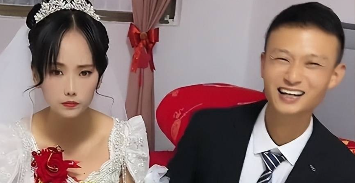 Dù sính lễ không đủ nhưng cặp đôi cũng không thể huỷ đám cưới phút chót nên cô dâu mới sưng sỉa như vậy. Còn chú rể lại bận vui mừng vì lấy được vợ, cười toe toét từ đầu đến cuối. Có lẽ trong mắt cô dâu, nụ cười này lại càng khó chịu, cho rằng đây là biểu cảm sau khi được hời.