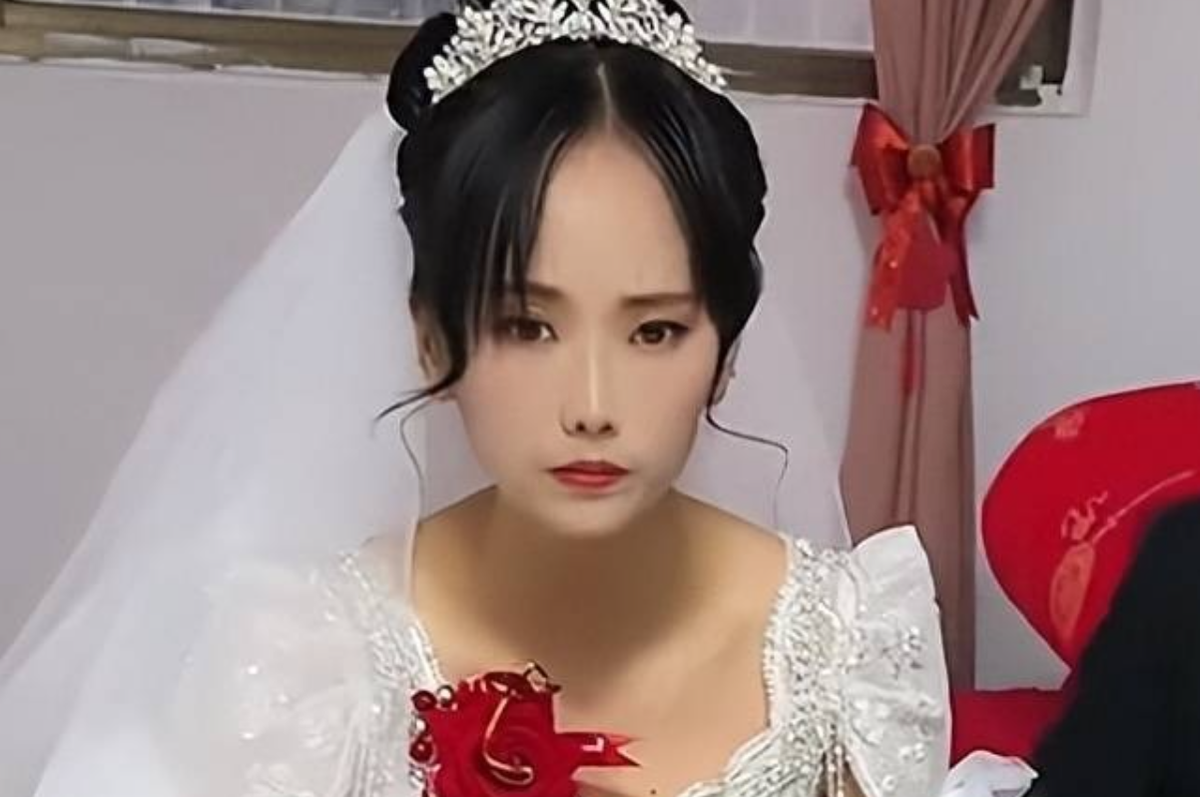 Mẹ vợ thấy số tiền sính lễ không đúng như yêu cầu liền nói mát mẻ với con gái rằng sau này không cần về nhà bố mẹ đẻ nữa, bà không có đứa con gái vô dụng như vậy. Vì thế nên cô dâu mới không vui. Cô cũng hiểu rằng chồng không thể đưa số tiền còn thiếu kia cho bố mẹ mình nữa, cho dù chồng có muốn đưa thì cô cũng không đồng ý. Bởi sau khi kết hôn, tài sản là của chung.