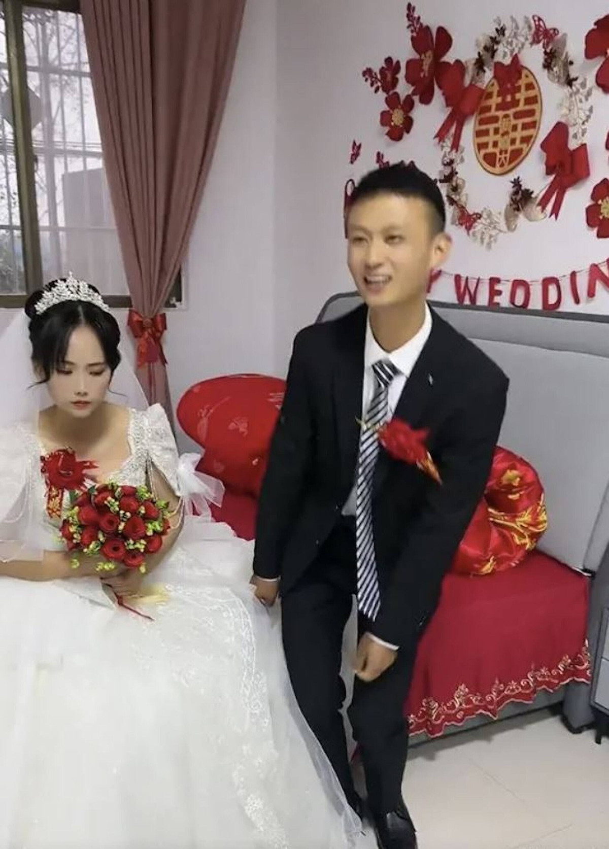 Trước đó, nhà gái đòi 380.000 NDT (khoảng 1,3 tỷ đồng) nhưng chú rể chỉ đem đến 180.000 NDT (khoảng 640 triệu đồng), số tiền còn lại sẽ trả góp sau.