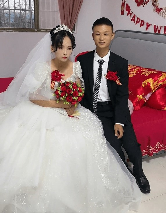 Theo hình ảnh được đăng tải, cặp đôi đang ở trong phòng tân hôn. Trong khi chú rể trông rất vui mừng vì đã rước nàng về dinh thành công thì cô dâu lại có nét mặt cau có, đôi mắt vô hồn, cảm giác như bị ép cưới.