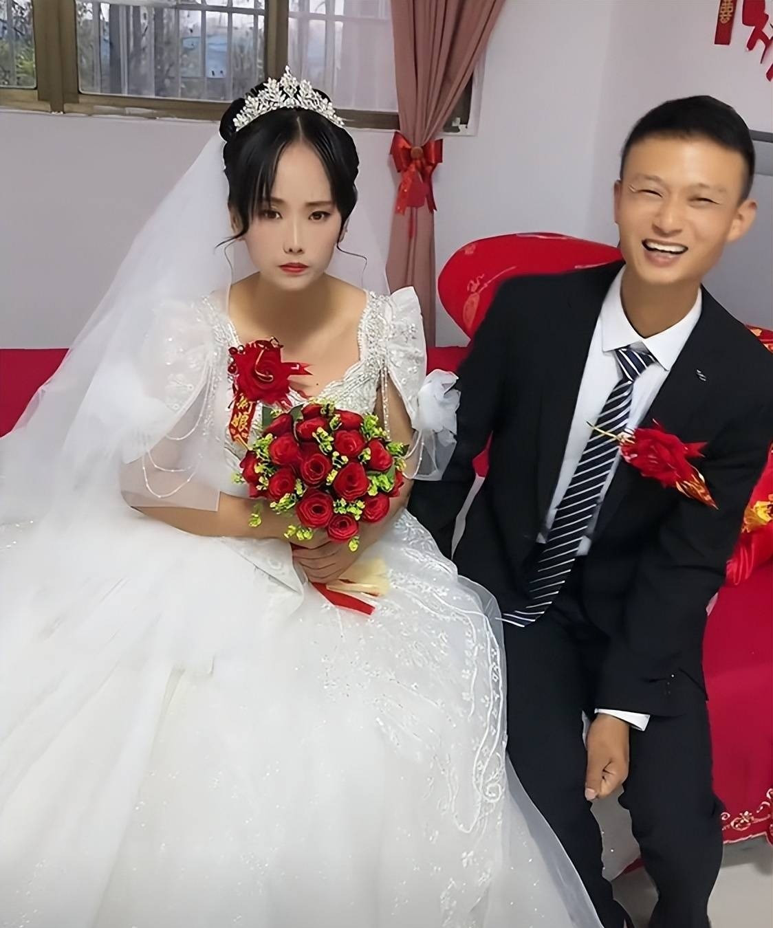 Ngay cả khi chú rể thơm lên má, cô dâu vẫn giữ nét mặt lạnh lùng, dù không tinh tế cũng nhận ra không khí gượng gạo.