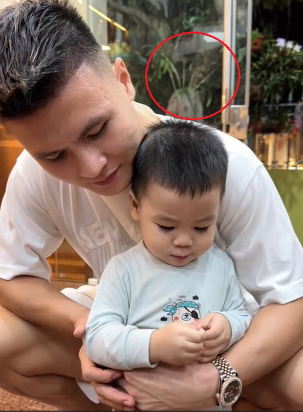 Đây không phải lần đầu Chu Thanh Huyền cùng Quang Hải về thăm nhà chàng, nhưng cô nàng giờ đây đã thoải mái như ở trong chính gia đình mình để quay video đăng lên mạng xã hội.