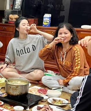 Một tháng trước, khi Thanh Huyền cùng Quang Hải dự đám cưới Văn Hậu - Hải My ở Thái Bình, cô nàng cũng đã gây chú ý khi trò chuyện thân mật và quạt mát cho bà Dương Thị Cúc - mẹ của Quang Hải. Điều gái xinh thiếu hiện tại chỉ còn là một danh phận "nàng dâu" Đông Anh.