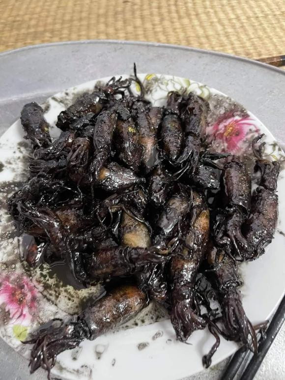 "Với kinh nghiệm bếp núc của mình thì lươn là loài khó sơ chế bậc nhất, người nó lúc nào cũng rất trơn và nhớt. Không biết cách làm sạch thì rất khó chế biến và ăn ngon được!" hay "Ủa, phải cho muối vào cho nó chết và bớt chất nhớt. Xong đổ nước sôi vào tuốt cho sạch rồi mới chế biến chứ nhỉ? Em toàn làm vậy, chứ sao lại để nó bò lúc nhúc rồi cho lên bếp như vậy?"... là những bình luận dân mạng bình luận về khoảng khắc hài hước trên.