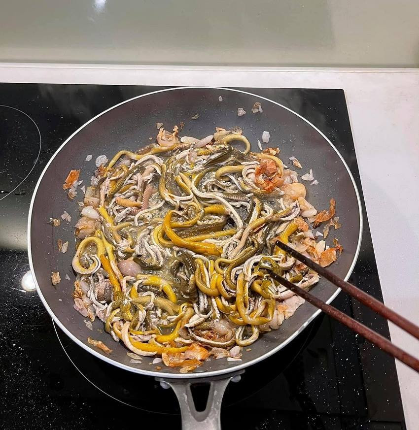 Thế nhưng, sau một thời gian cùng với bạn mình "khắc phục hậu quả", cô gái đã hoàn thành món lươn rất thơm ngon, chỉ tiếc là "bể kèo" quay clip hướng dẫn quy trình làm lươn.