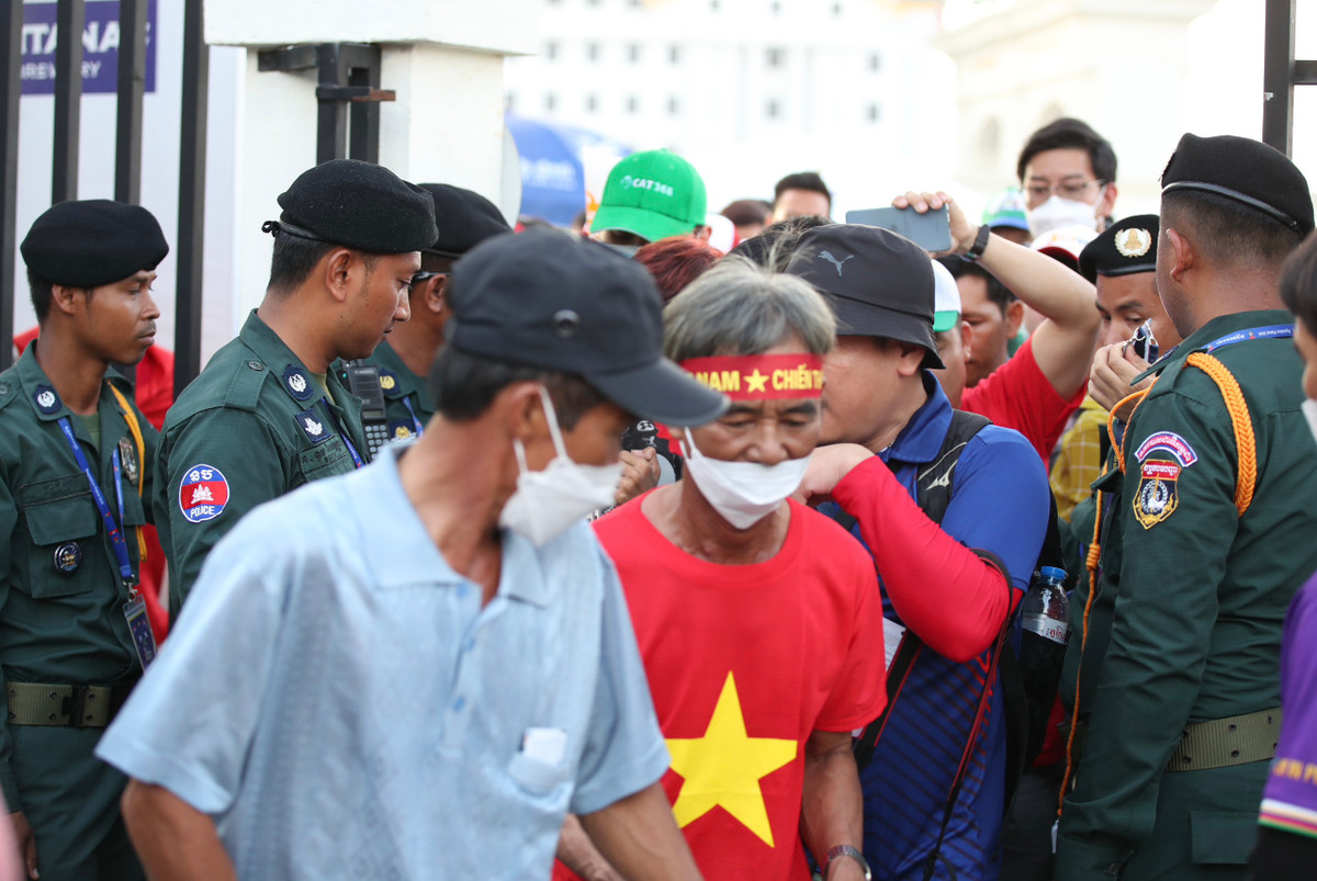 Hoa Thai Lan, U22 Viet Nam gap Indonesia o ban ket SEA Games 32-Hinh-15