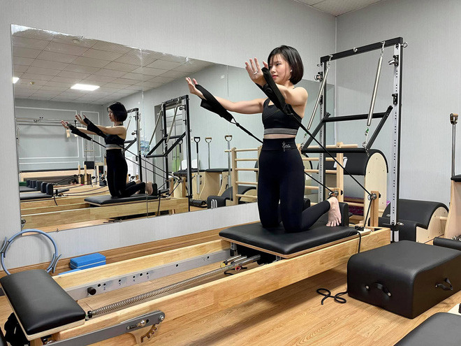 Cùng trong "làn sóng" tập tành sau những ngày tháng trì trệ vì giãn cách, Ngọc Dung (Hà Nội) cũng kết thân với pilates.