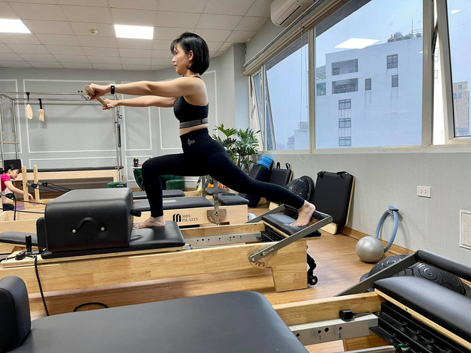 Pilates mang đến cho Dung sự dẻo dai linh hoạt cần thiết và hi vọng bộ môn mới này sẽ mang lại 1 body như mơ ước.