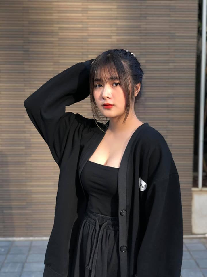 Không dừng lại ở đó, gương mặt xinh đẹp cũng là một điểm mạnh không thể phủ nhận của Quỳnh Alee. Với đôi mắt to tròn, sống mũi cao và khuôn miệng cực ưa nhìn.