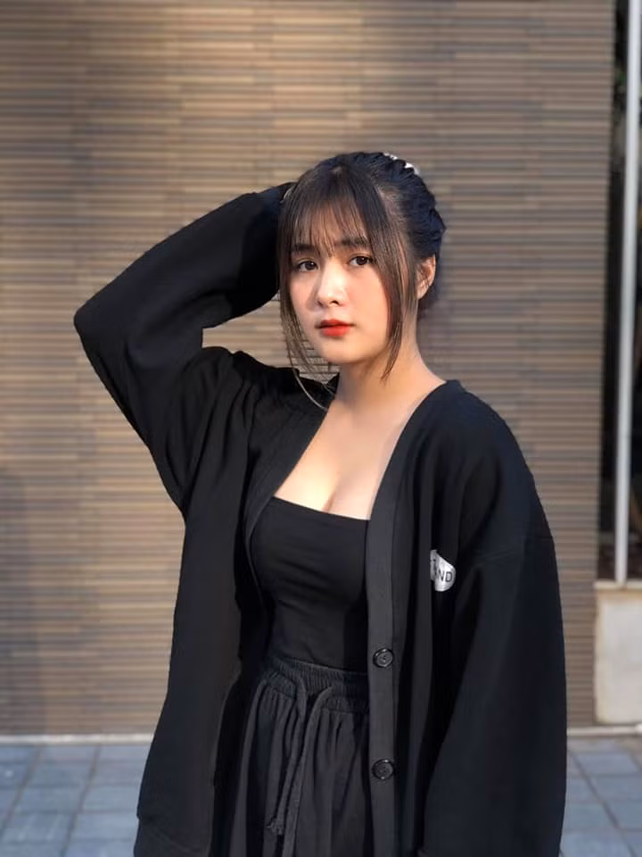 Không dừng lại ở đó, gương mặt xinh đẹp cũng là một điểm mạnh không thể phủ nhận của Quỳnh Alee. Với đôi mắt to tròn, sống mũi cao và khuôn miệng cực ưa nhìn.