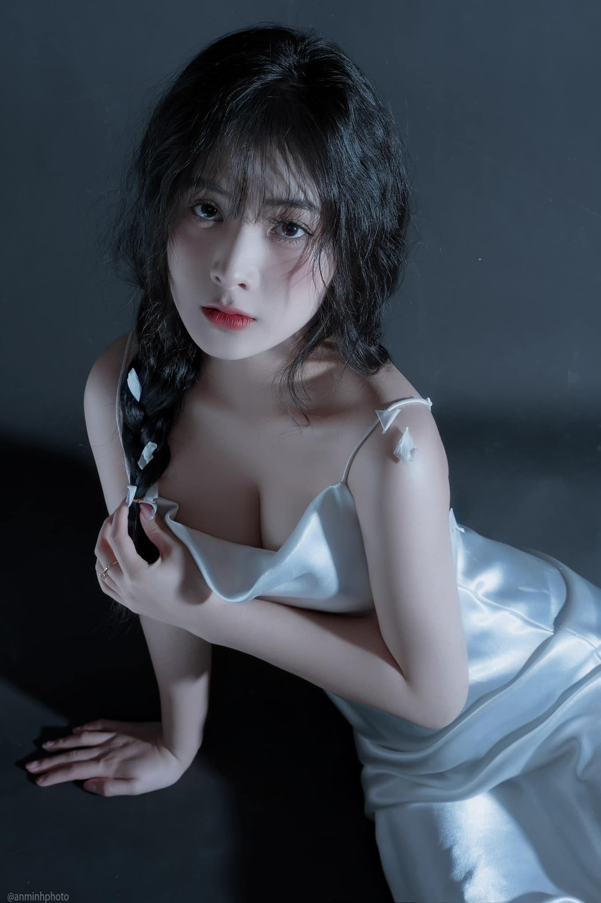 Không dừng lại ở đó, cặp tuyết lê căng tròn vốn đã là thương hiệu từ lâu của Quỳnh Alee cũng khiến nhiều chàng trai không thể rời mắt.