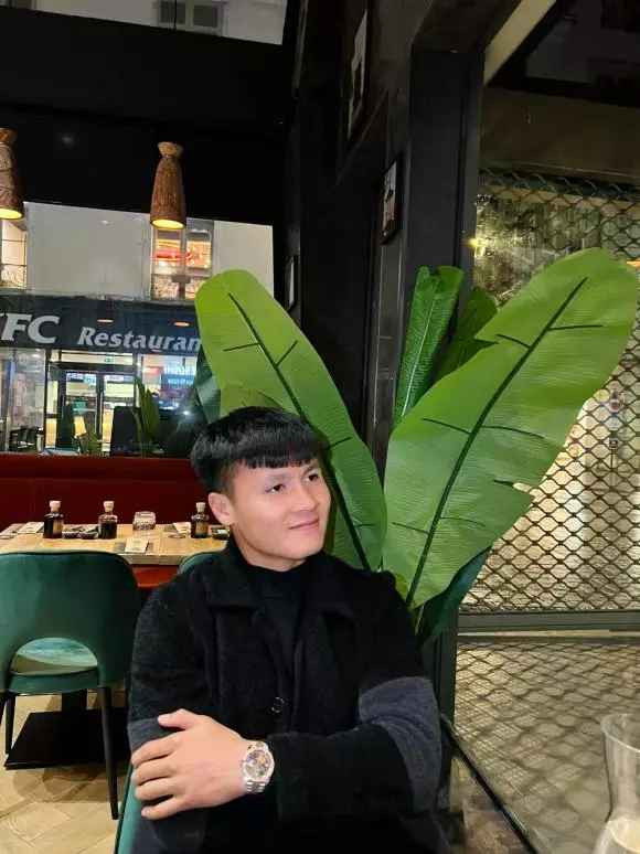 Mới đây, Quang Hải đăng ảnh đi chơi tối thứ Bảy gây chú ý. Trong đó, nam cầu thủ quê Đông Anh mặc đồ tối màu, nở nụ cười tươi tắn, trên tay còn đeo một chiếc đồng hồ đắt giá.