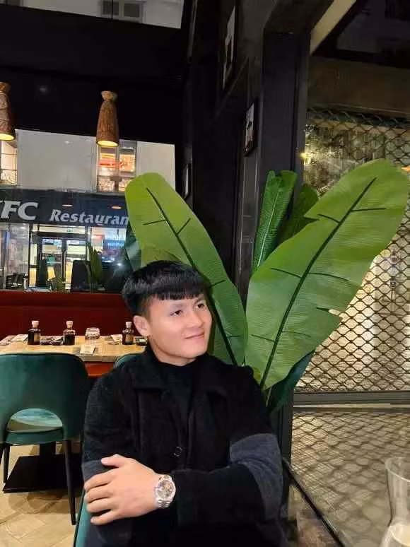 Mới đây, Quang Hải đăng ảnh đi chơi tối thứ Bảy gây chú ý. Trong đó, nam cầu thủ quê Đông Anh mặc đồ tối màu, nở nụ cười tươi tắn, trên tay còn đeo một chiếc đồng hồ đắt giá.