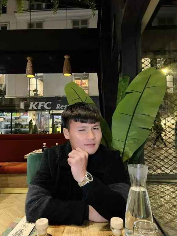 Nhìn mẫu đồng hồ, dân mạng nhanh chóng nhận ra sự "quen thuộc". Trong ảnh đăng trước đó, bạn gái Quang Hải - Chu Thanh Huyền cũng đeo một chiếc đồng hồ tương tự.