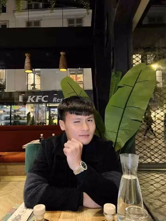 Nhìn mẫu đồng hồ, dân mạng nhanh chóng nhận ra sự "quen thuộc". Trong ảnh đăng trước đó, bạn gái Quang Hải - Chu Thanh Huyền cũng đeo một chiếc đồng hồ tương tự.