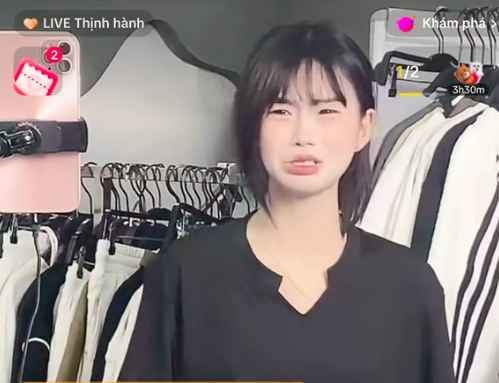 Trên sóng, nữ TikToker bán hàng online này không giấu được sự thất vọng và nước mắt chạy dài trước rủi ro không lường trước được.
