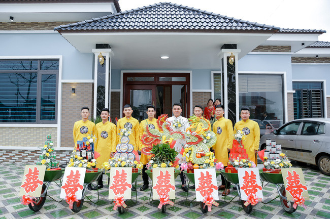 Dàn xe rùa trong lễ ăn hỏi là ý tưởng của chú rể Trần Khương. Do có người nhà buôn bán loại xe này nên anh chàng chuẩn bị trước hôm ăn hỏi có 1 ngày.