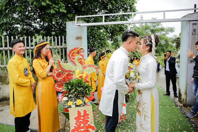 Chú rể Thái Nguyên khá bất ngờ khi đám hỏi của mình lại được chú ý như vậy. Vợ chồng anh gửi lời cảm ơn đến dân mạng đã chúc phúc và ủng hộ họ.