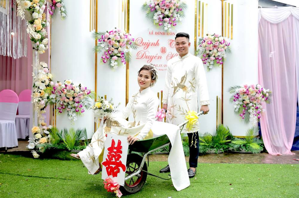 Cụ thể, anh Khắc cho biết: ""Do nhà chú rể và cô dâu gần nhau (chưa đầy 200m) và muốn lưu lại kỉ niệm vui vẻ trong ngày cưới của mình nên chú rể đã nghĩ ra ý tưởng đó... Chú rể và ekip đã lên concept này để tiện cho việc vận chuyển sính lễ, tránh việc đi xa nặng. Hình ảnh dàn bê lễ mang nét dân dã nhưng vẫn "chất như nước cất".