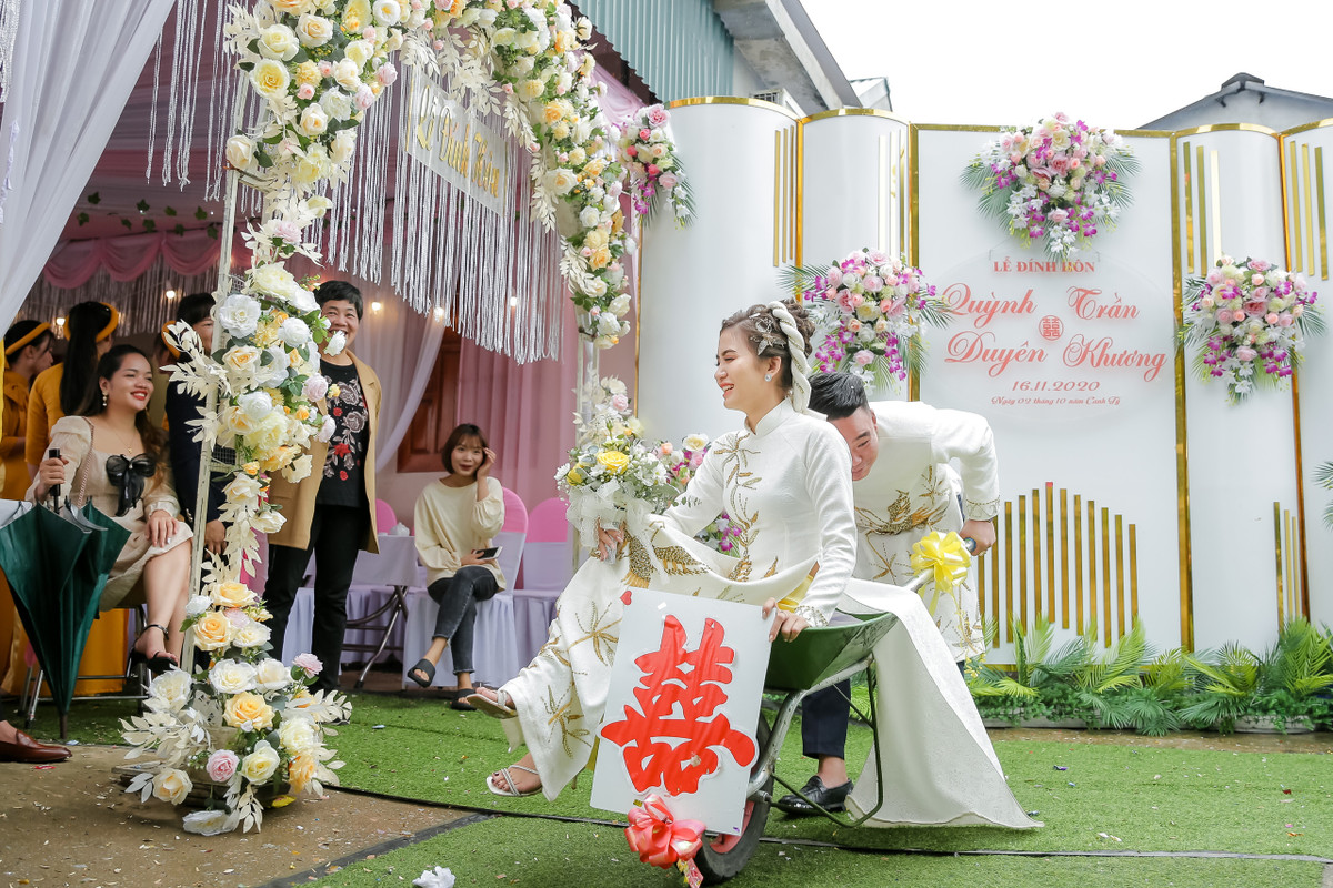 Đáp lại tình cảm của mọi người, chú rể Trần Khương đang chuẩn bị làm lễ cưới cũng hoành tráng và độc đáo không kém.