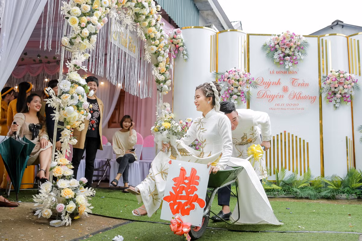 Đáp lại tình cảm của mọi người, chú rể Trần Khương đang chuẩn bị làm lễ cưới cũng hoành tráng và độc đáo không kém.