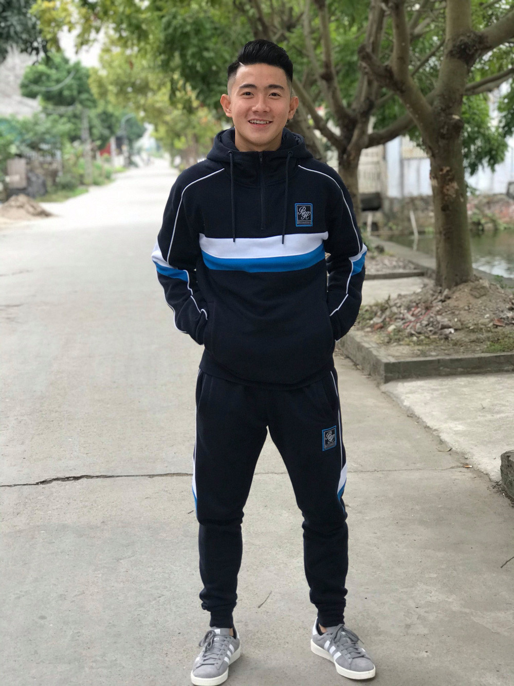 Sơn Con sở hữu khuôn mặt cực kì ăn hình, được nhận xét là có nét giống với ca sĩ Ông Cao Thắng.