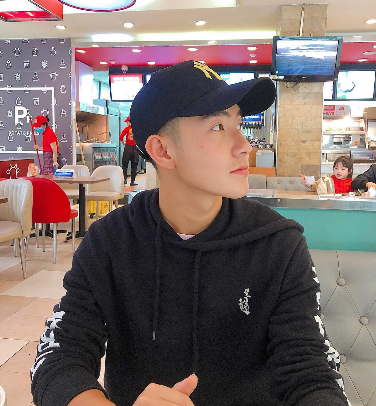 Trên trang Facebook, hậu vệ U23 Việt Nam thường xuyên đăng tải hình ảnh cá nhân, tuy nhiên lại ít chia sẻ thông tin về đời tư.