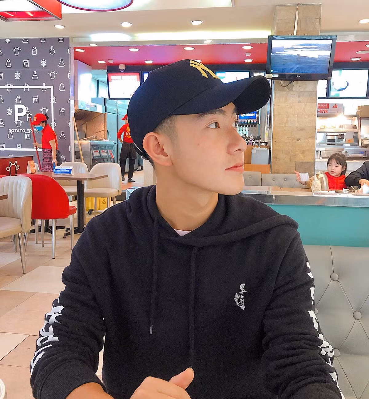 Trên trang Facebook, hậu vệ U23 Việt Nam thường xuyên đăng tải hình ảnh cá nhân, tuy nhiên lại ít chia sẻ thông tin về đời tư.