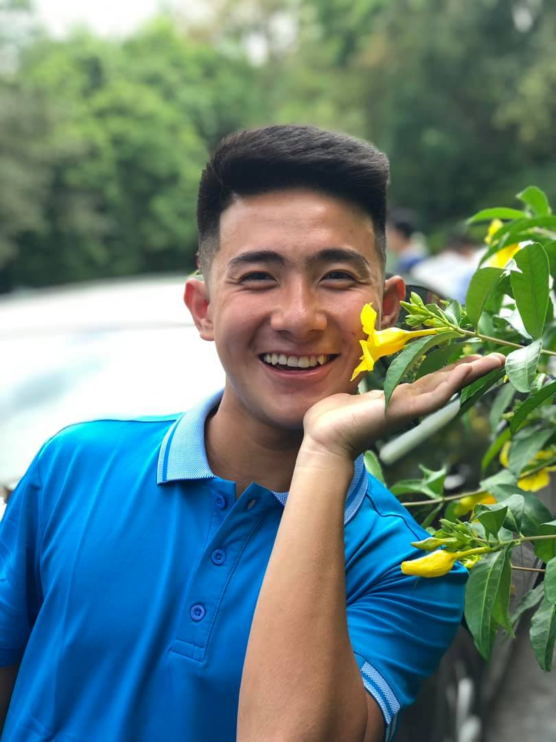 Sơn Con để lại nhiều ấn tượng không chỉ bởi gương mặt mà còn đến từ kỹ năng chơi bóng.