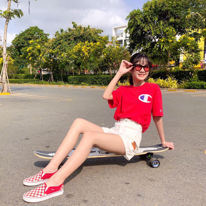 Soi trang cá nhân của Trà My, dân tình còn choáng váng hơn khi phát hiện cô nàng là yêu nữ hàng hiệu đích thực.