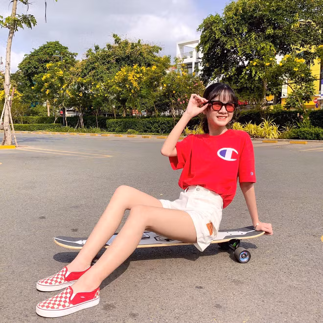 Soi trang cá nhân của Trà My, dân tình còn choáng váng hơn khi phát hiện cô nàng là yêu nữ hàng hiệu đích thực.