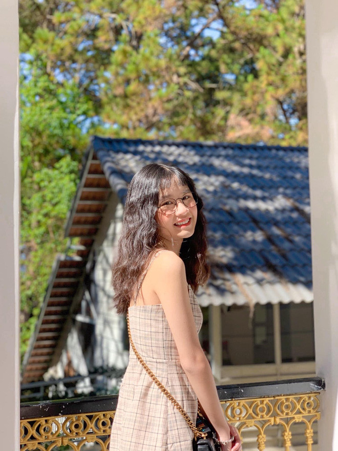 ...Thấy vui vui nên bạn ngồi cạnh lấy máy chụp lại, đăng lên một diễn đàn nhưng không ngờ mới vài tiếng đã thu hút hơn 100.000 lượt thích, hàng nghìn bình luận. Em thực sự bất ngờ và vui vì nhiều người quan tâm mình". Trà My chia sẻ thêm.