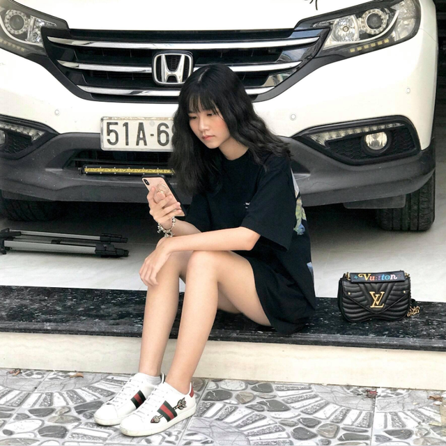 Chia sẻ bức ảnh của mình đang được dân tình chia sẻ, nữ sinh có góc nghiêng thần thánh chia sẻ: "Hôm đó em đang ngồi làm bài tập toán. Vì quên mang thước kẻ nên trong lúc vội vàng, em nghĩ ra ý tưởng mang thẻ ATM ở trong ví ra làm thước luôn cho nhanh...