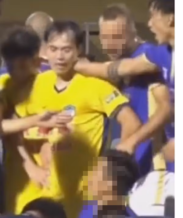 Theo đó, ở một số trận Đoàn Văn Hậu đã có những "tiểu xảo" phạm lỗi với đối thủ.