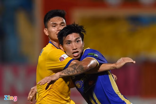 Trước những ý kiến trái chiều, Văn Hậu không có bất cứ phản hồi nào. Trên fanpage anh vẫn đều đặn cập nhật những hình ảnh bên đồng đội là các thành viên CLB Hà Nội khi họ mang về những chiến thắng cho đội bóng thủ đô. Ảnh: Zing