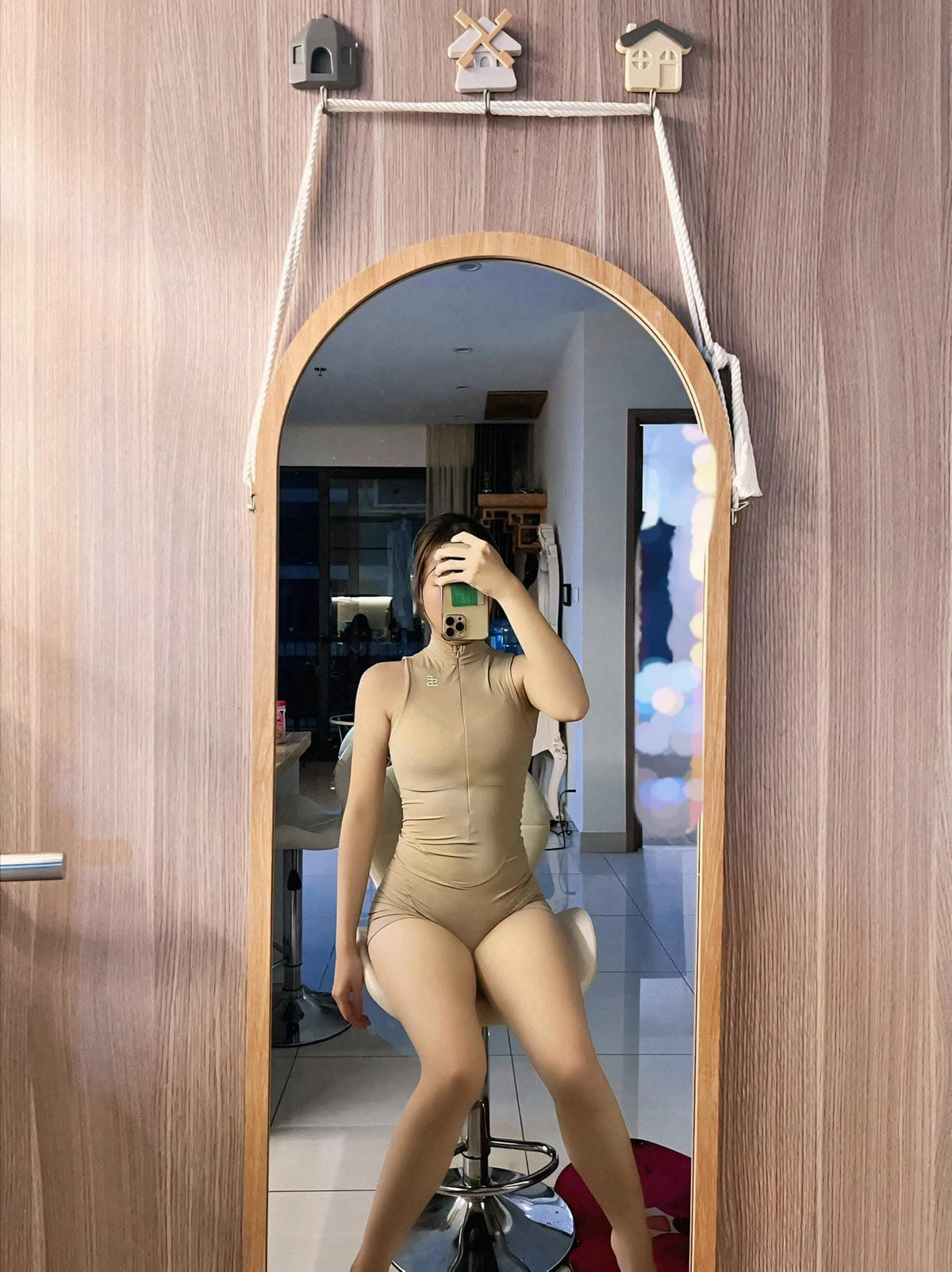 Điều khiến fan nam "mất ngủ" không chỉ là vẻ ngoài xinh đẹp mà còn là sự tự tin và quyến rũ mà Mai Linh Zuto mang lại.