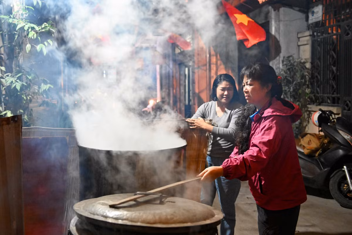 Đại gia đình chị Tuyền quây quần, thức canh nồi bánh chưng trong một con ngõ nhỏ trên đường Vũ Tông Phan.