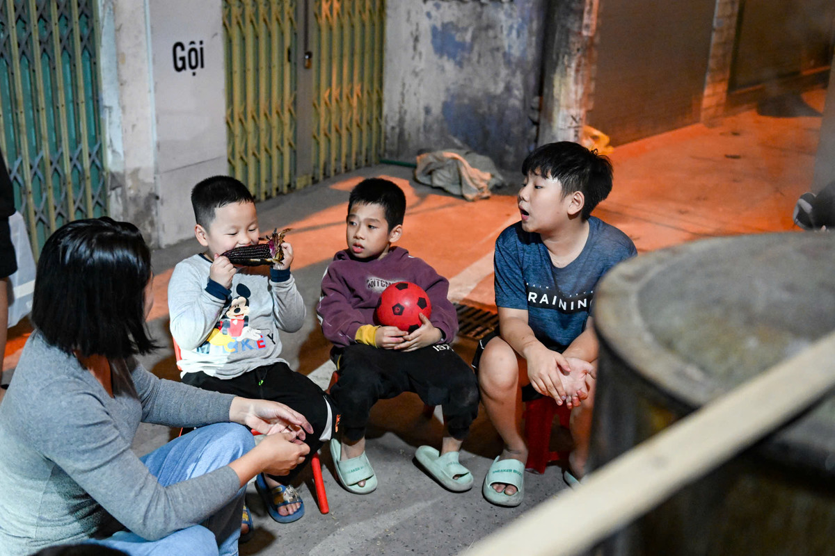 Ông Hàn (64 tuổi) sống tại phố Khương Đình (quận Thanh Xuân) cho biết: "Năm nay, gia đình tôi bắt đầu luộc bánh chưng từ ngày 25 tháng Chạp Âm lịch, và đến 29 Tết ngày nào cũng đỏ lửa như thế này. Bánh chưng nhà làm chủ yếu phục vụ người thân, gia đình, hàng xóm xung quanh khu".