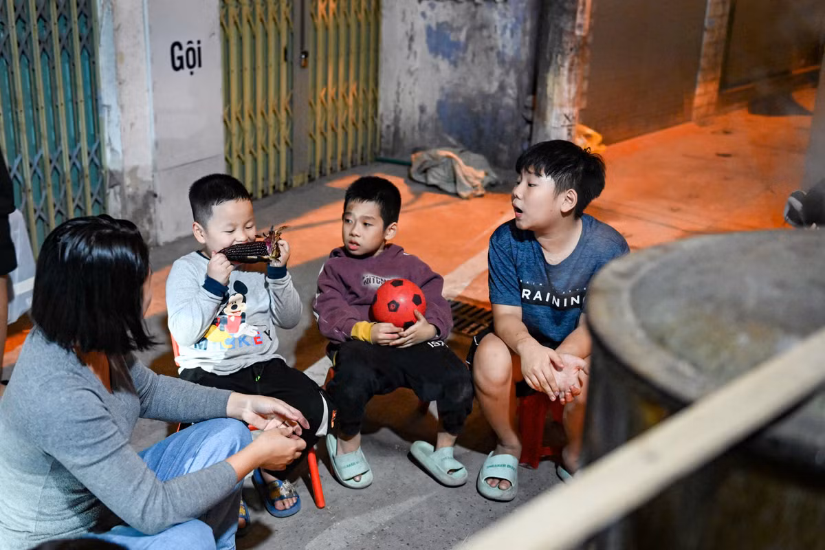 Ông Hàn (64 tuổi) sống tại phố Khương Đình (quận Thanh Xuân) cho biết: "Năm nay, gia đình tôi bắt đầu luộc bánh chưng từ ngày 25 tháng Chạp Âm lịch, và đến 29 Tết ngày nào cũng đỏ lửa như thế này. Bánh chưng nhà làm chủ yếu phục vụ người thân, gia đình, hàng xóm xung quanh khu".