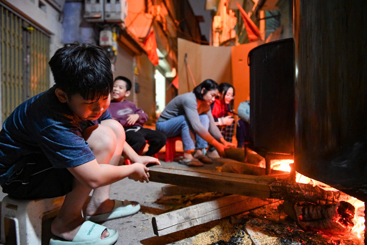 Tết năm nay gia đình ông nấu hơn 2.000 cái, mỗi ngày khoảng 350 cái bánh chưng.