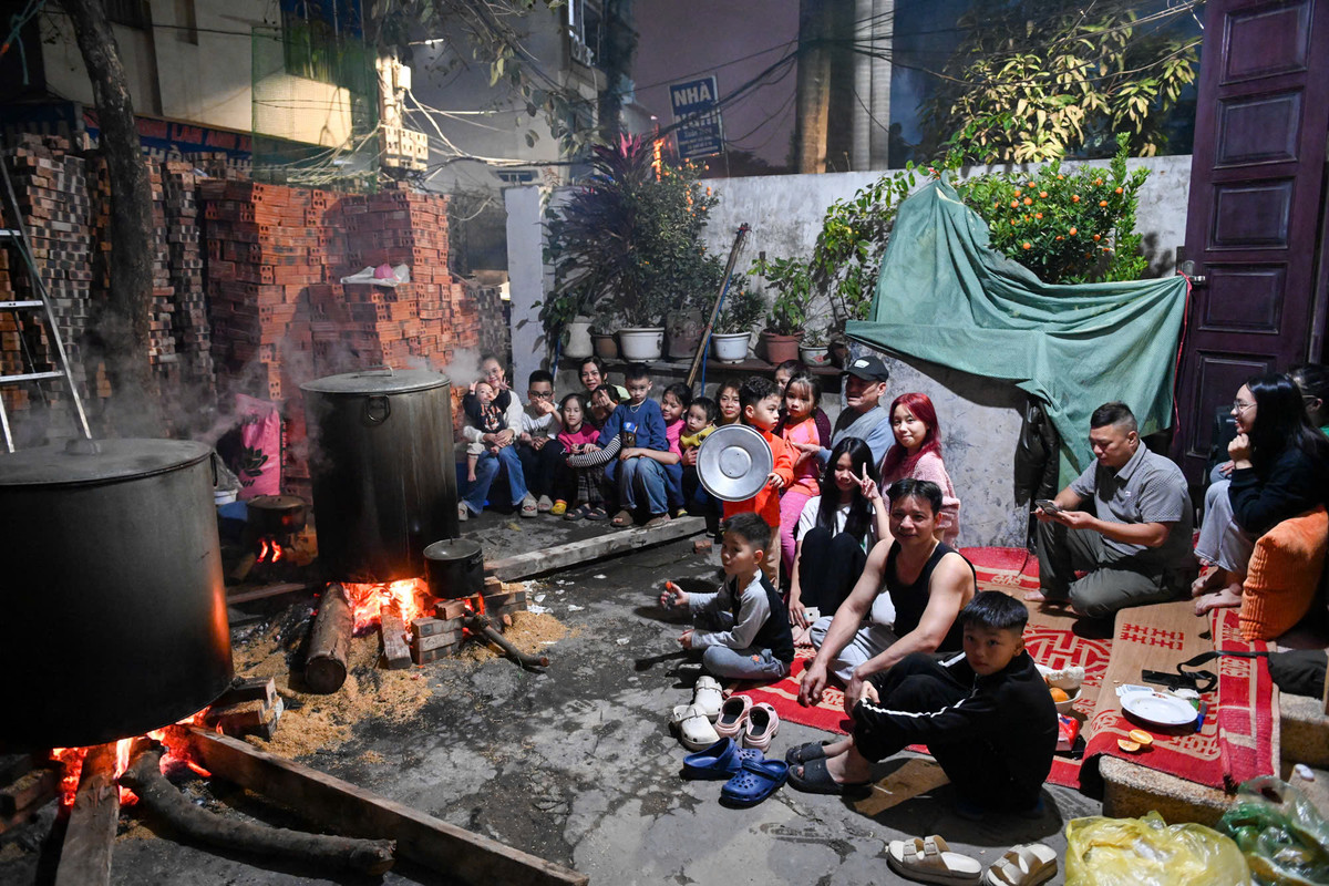 Với nhiều gia đình, nếu không tự tay làm ra những chiếc bánh chưng thì không khí Tết sẽ không trọn vẹn.