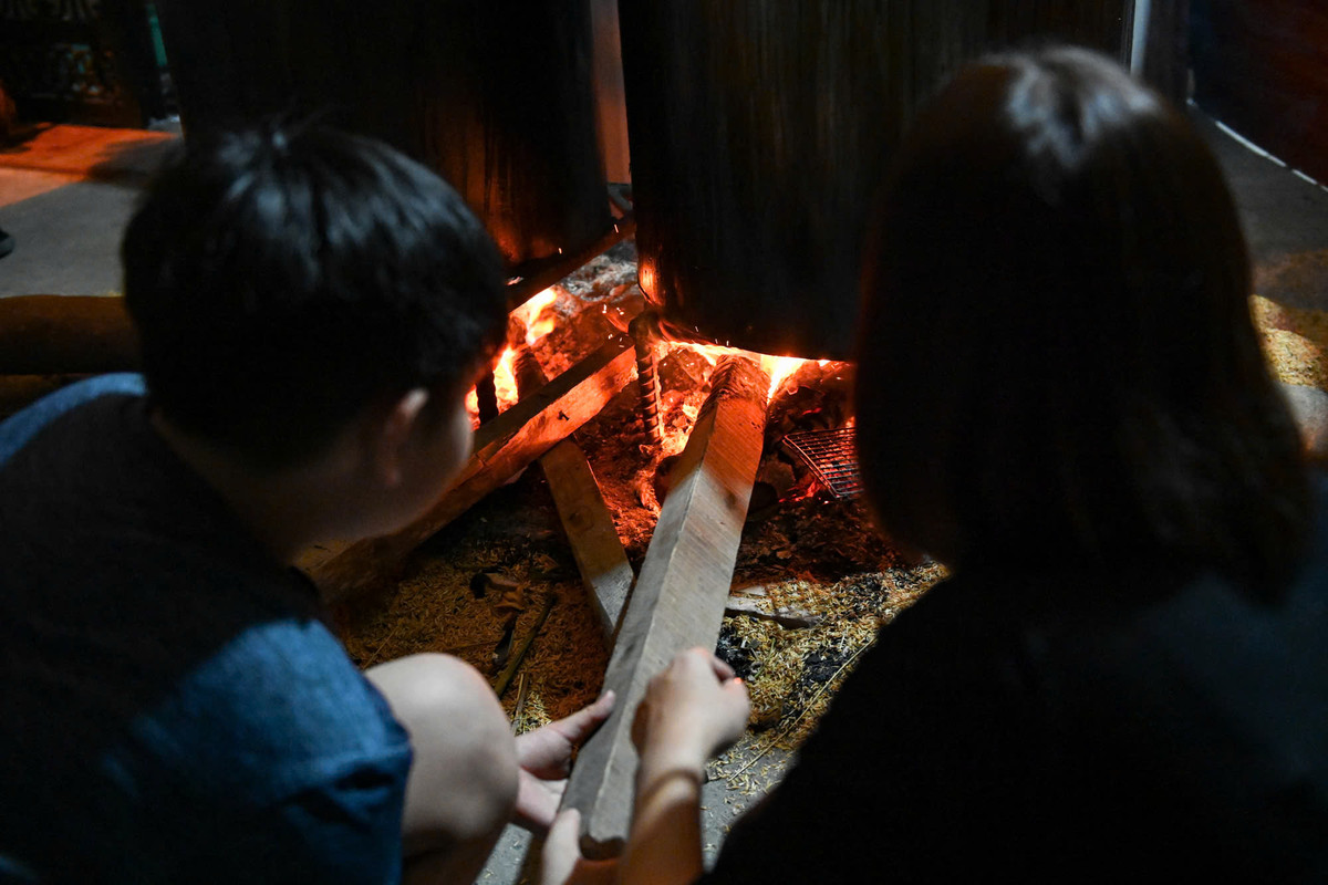 Ông Hàn cho biết để nấu bánh chưng gia đình ông đã chuẩn bị 3 nồi khác nhau, nồi bé nhất nấu được khoảng 80 cái, nồi nhỡ được khoảng 100 cái, nồi to nhất được khoảng 120 cái.