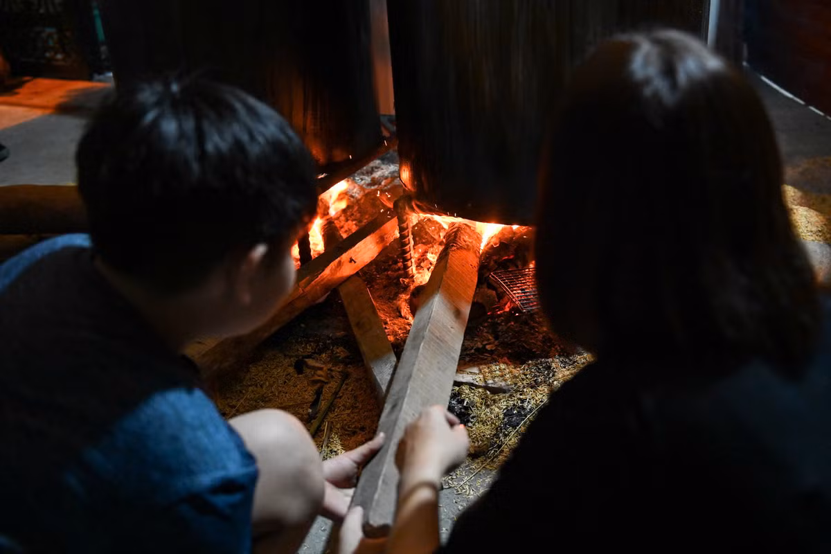 Ông Hàn cho biết để nấu bánh chưng gia đình ông đã chuẩn bị 3 nồi khác nhau, nồi bé nhất nấu được khoảng 80 cái, nồi nhỡ được khoảng 100 cái, nồi to nhất được khoảng 120 cái.