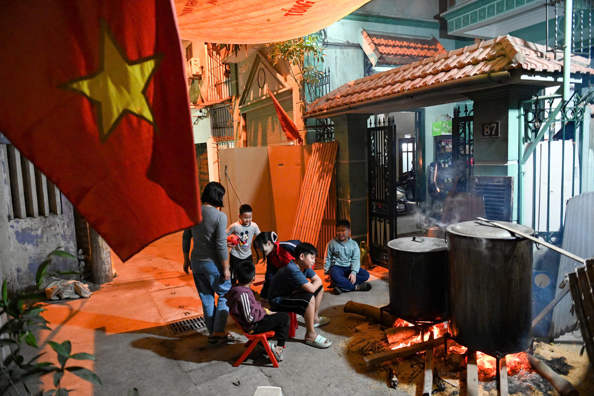 Từ những con phố lớn tới những ngõ nhỏ của Hà Nội nhiều gia đình bắt đầu quây quần, thức xuyên đêm bên nồi bánh chưng nghi ngút khói.
