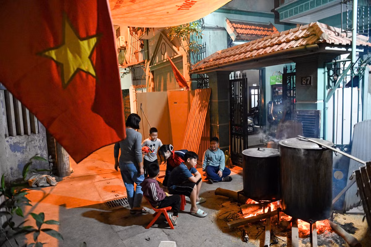 Từ những con phố lớn tới những ngõ nhỏ của Hà Nội nhiều gia đình bắt đầu quây quần, thức xuyên đêm bên nồi bánh chưng nghi ngút khói.