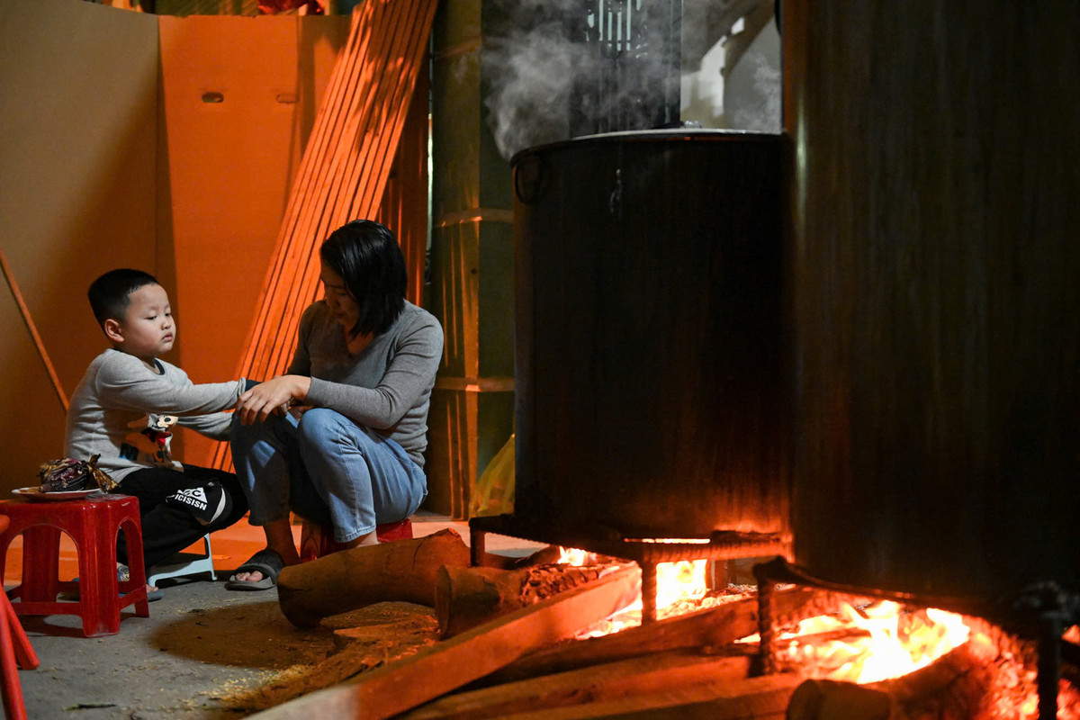 Bên bếp lửa bập bùng ngoài mùi khói bếp ấm nồng, mùi bánh chưng thơm phức còn là những chiếc má đỏ hây hây.