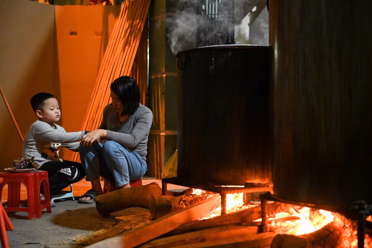 Bên bếp lửa bập bùng ngoài mùi khói bếp ấm nồng, mùi bánh chưng thơm phức còn là những chiếc má đỏ hây hây.