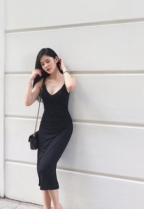 Ngoài diễn viên, MC thể thao, Thu Hoài đang là chủ một thương hiệu thời trang tự thiết kế. Nhiều người nói cô quá ôm đồm, chia sẻ về điều này, 9X cho biết bản thân chưa bao giờ hối hận và sẽ thấy rất tiếc nếu bỏ lỡ cơ hội nào.